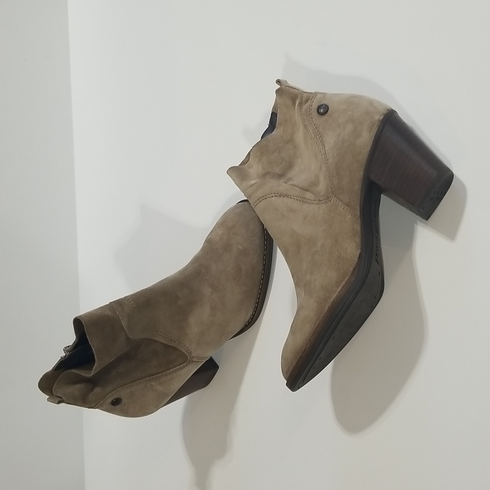 PAUL GREEN Made in Austria Beige Tan Suede Zip Up Ankle Bootie